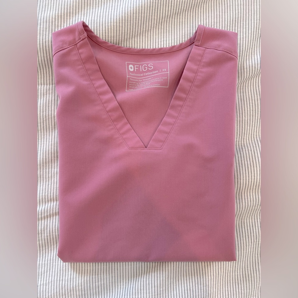 Figs Casma scrub top in Chalk Pink